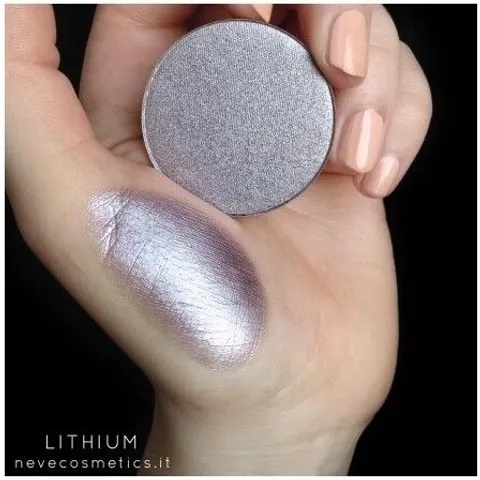 neve cosmetics Ombretto Argento Lithium – immagine 1