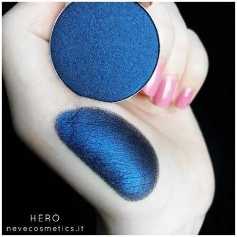 neve cosmetics Ombretto Nero Blu Hero – immagine 1