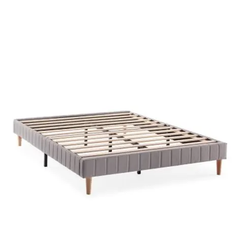 Base rembourrée Eris 150x190 cm Gris clair – image 1