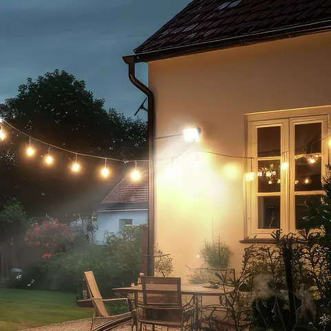 Luceco 8W PIR Guardian Solar Floodlight – image 1