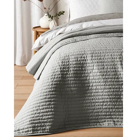 Bianca Quilted Lines Bedspread – image 1