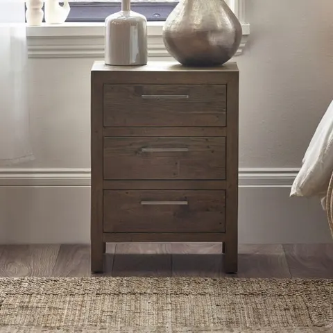 Heritage 3 Drawer Bedside – image 1