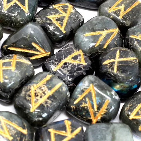 Runes Stone Set in Pouch - Labradorite – afbeelding 2