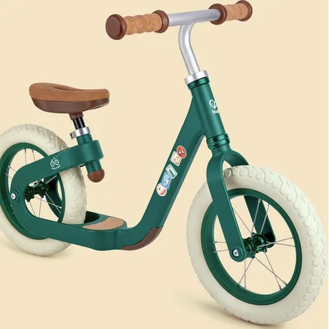 Vélo d'équilibre vert en liège - Hape – image 2